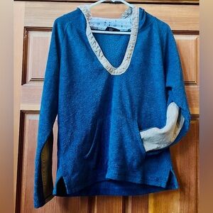 Woman’s Kavu hooded pullover size L